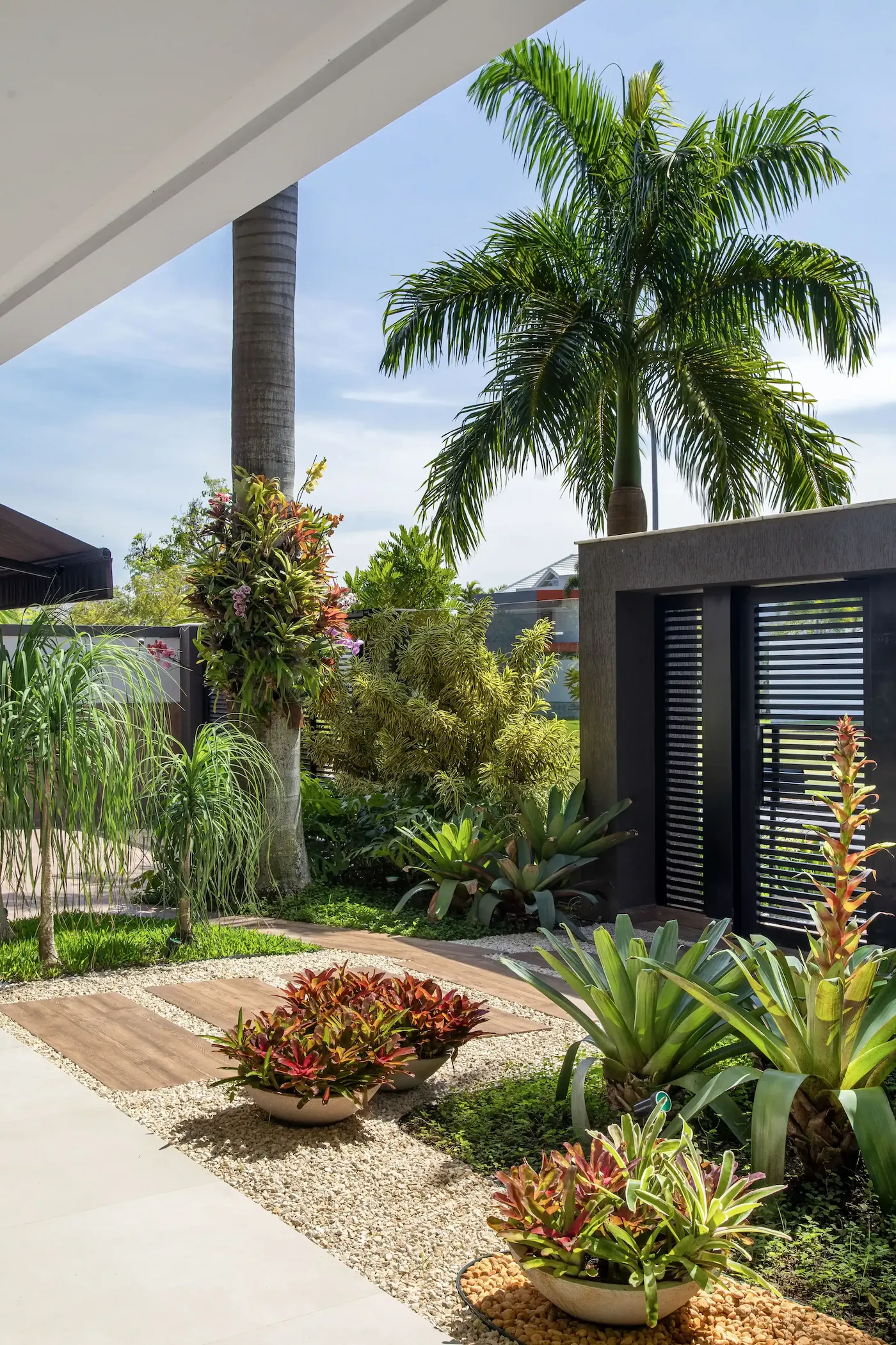 Jardim luxuoso com paisagismo profissional — GardenPrime